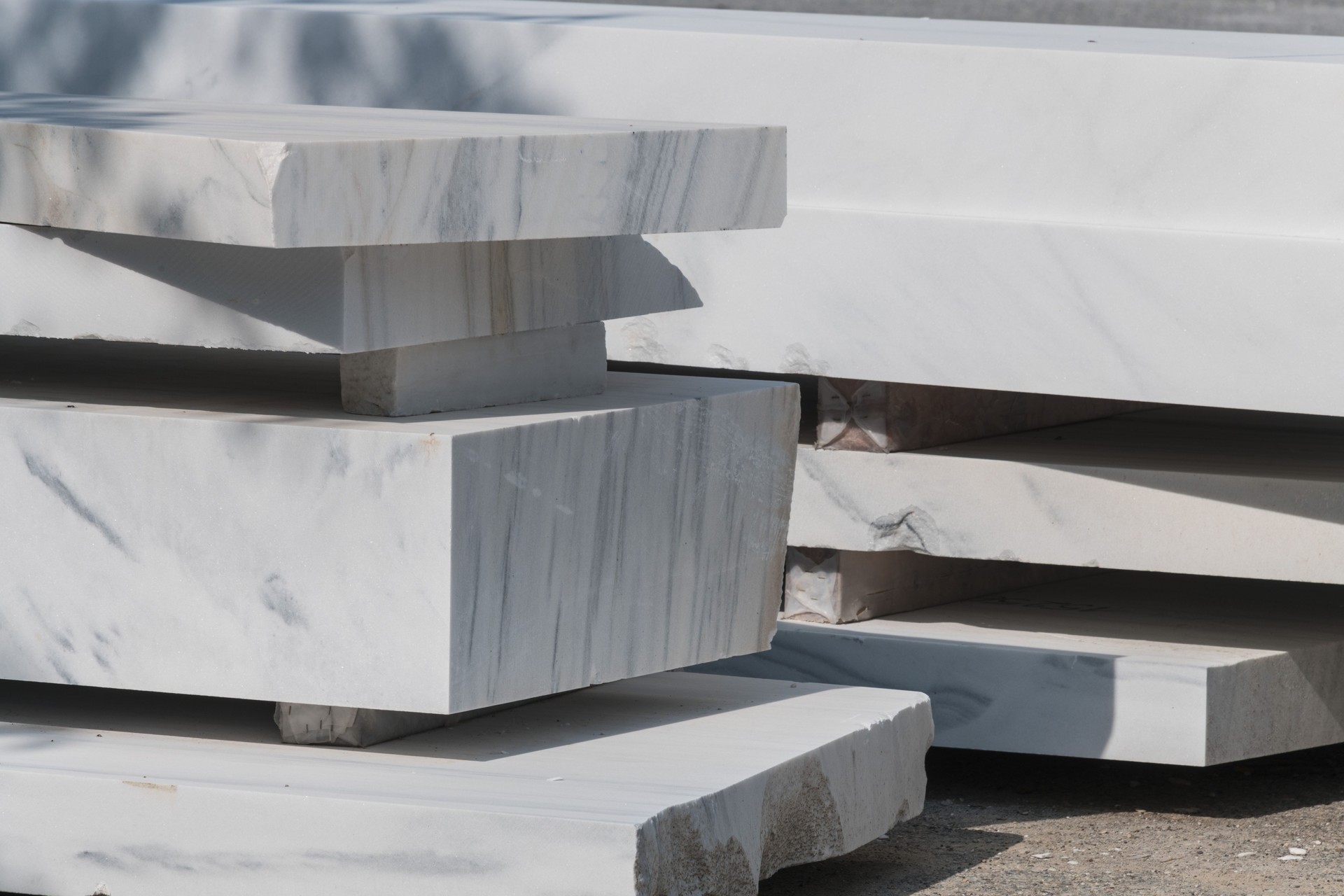 white marble slabs and blocks on stockyard white marble slabs and blocks on stockyard
